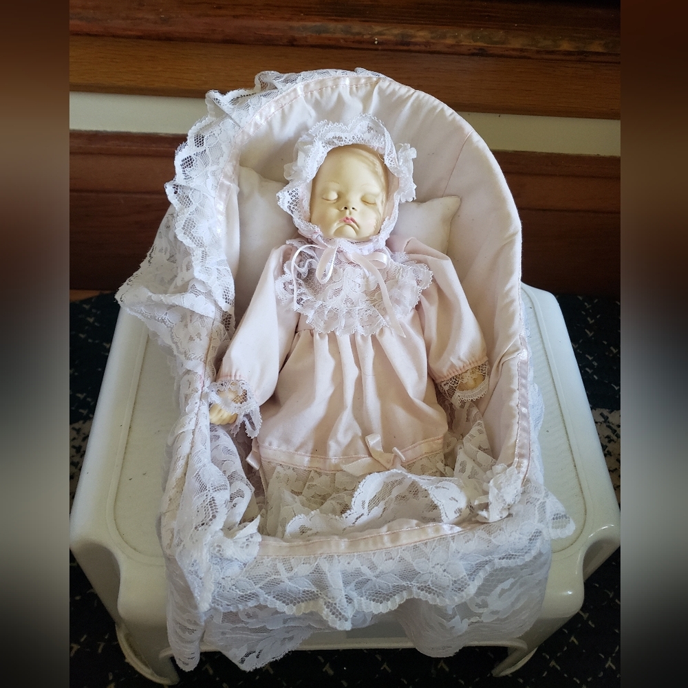 Vintage Artmark 1989 Musical Movement Elizabeth CROWNE Baby Doll In Basinet